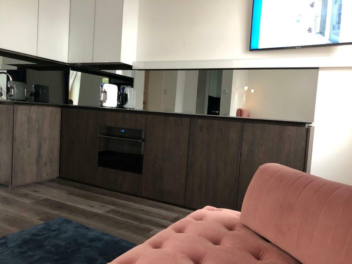 Modern And Luxury In The Center Of Apartment *